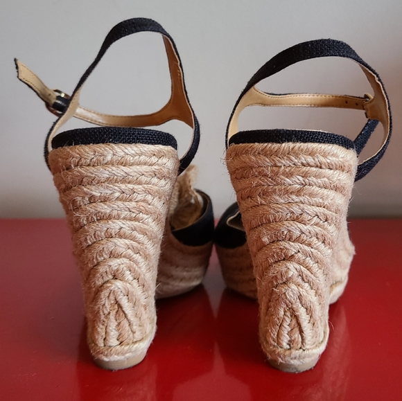Adorable, 3" wedge sandals with knit tan flower on front, size 8 - Picture 4 of 6